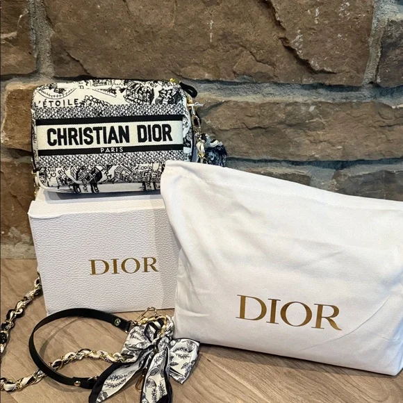 GWP - Dior Embroidered Camera Handbag - 2 Straps - Picture 4 of 9